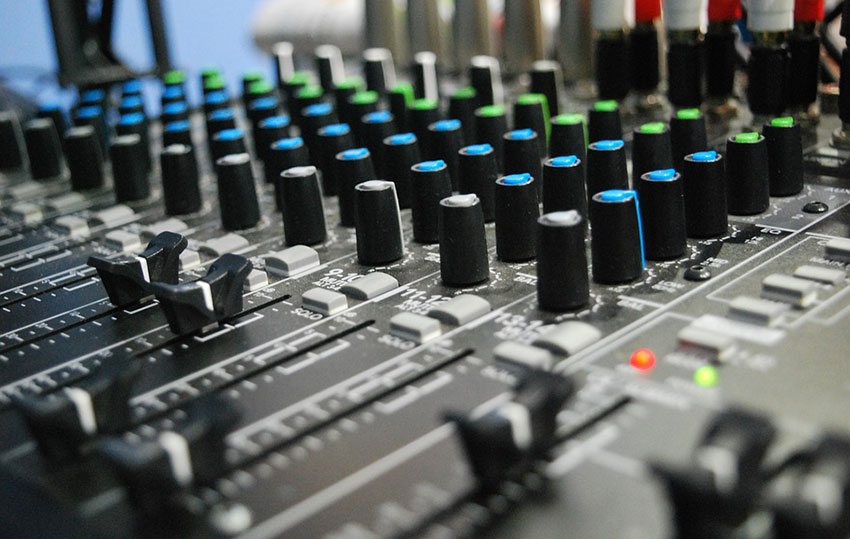 Có nên chọn Mixer cũ giá rẻ cho âm thanh chuyên nghiệp?