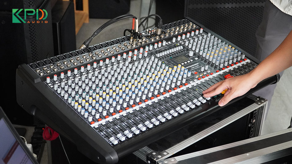 Bàn Mixer Dynacord CMS 2200 - Cao cấp