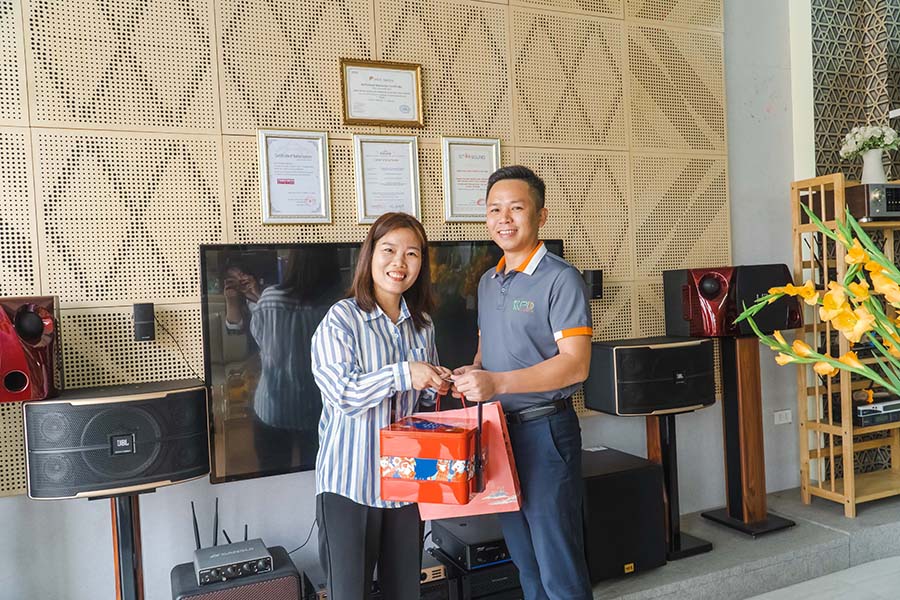 Đại diện thương hiệu HiVi tặng quà cho Khang Phú Đạt Audio