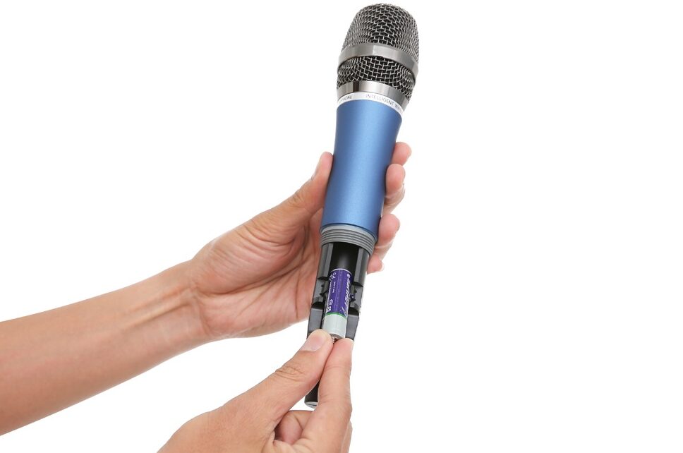 Kiểm tra pin của mic không dây Swan để tránh trường hộp âm thanh ra không ổn định
