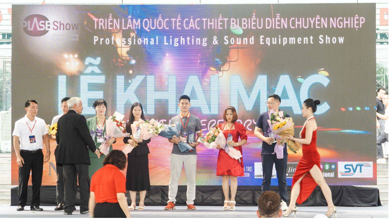 Hình ảnh Khang Phú Đạt Audio cùng các đơn vị tham gia triển lãm lên nhân quà của BTC