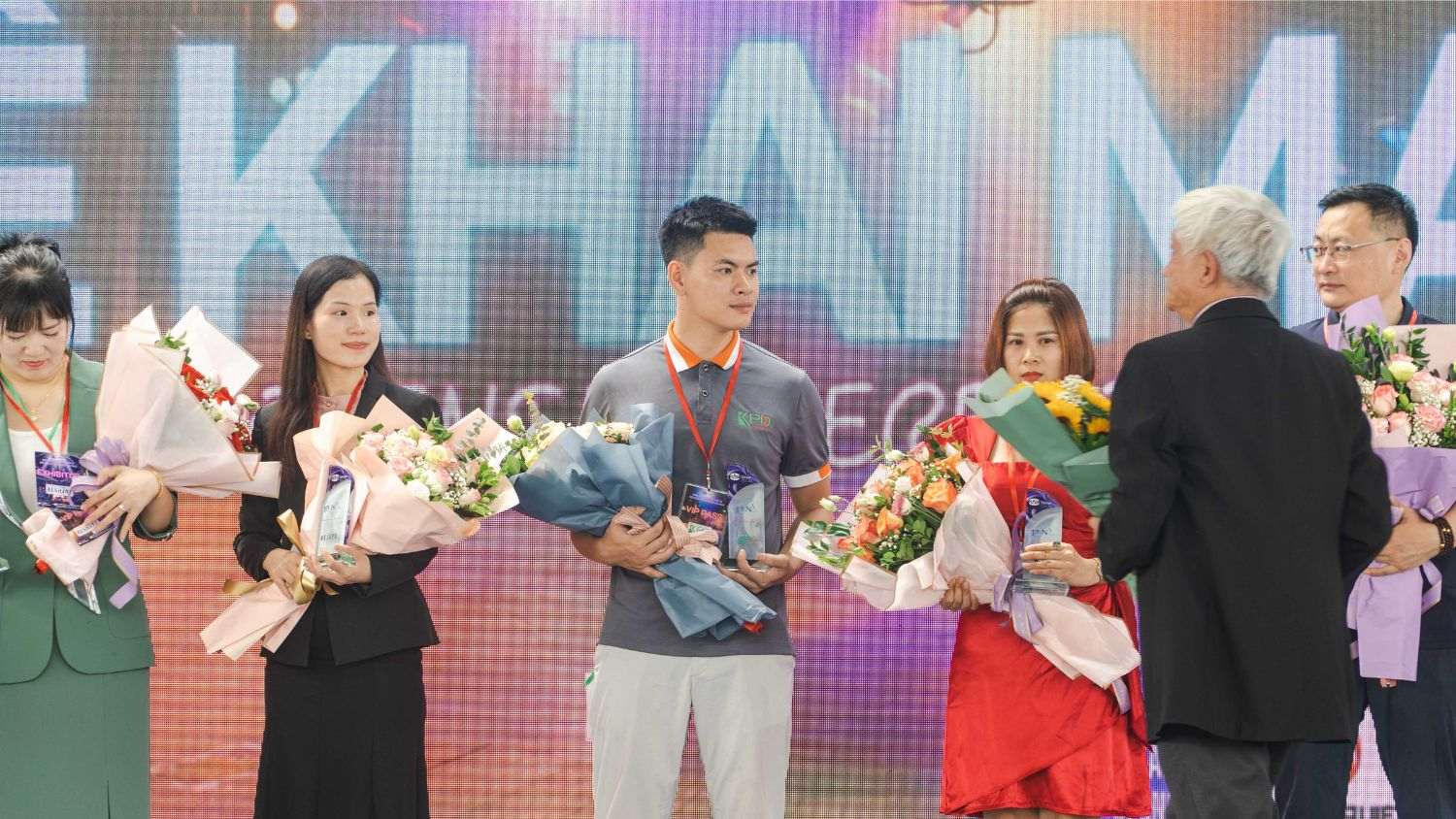 Hình ảnh Khang Phú Đạt Audio cùng các đơn vị tham gia triển lãm lên nhân quà của BTC