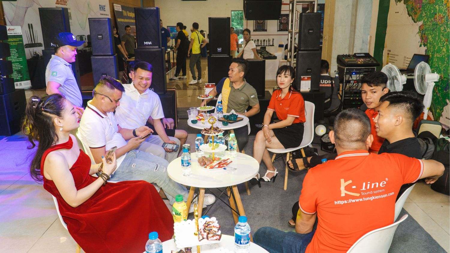 Khang Phú Đạt chụp ảnh với đối tác và khách hàng tại triển lãm