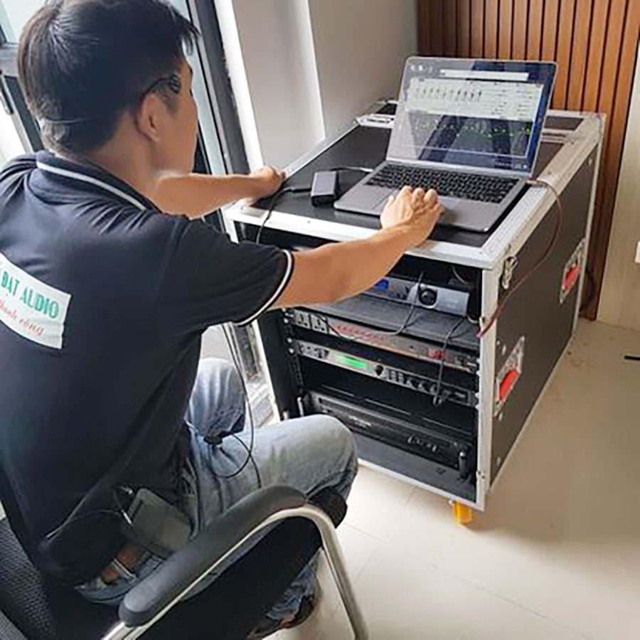 Kỹ thuật viên của Khang Phú Đạt Audio đang setup hệ thống âm thanh