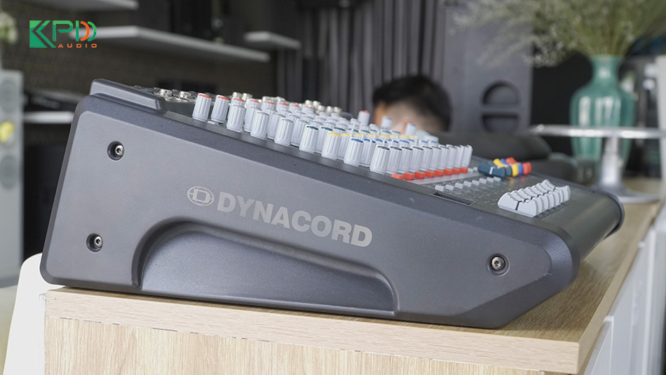 Mặt bên Bàn Mixer Dynacord PowerMate 600