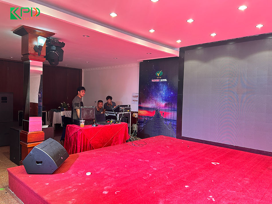 Kỹ thuật viên đang setup hệ thống âm thanh