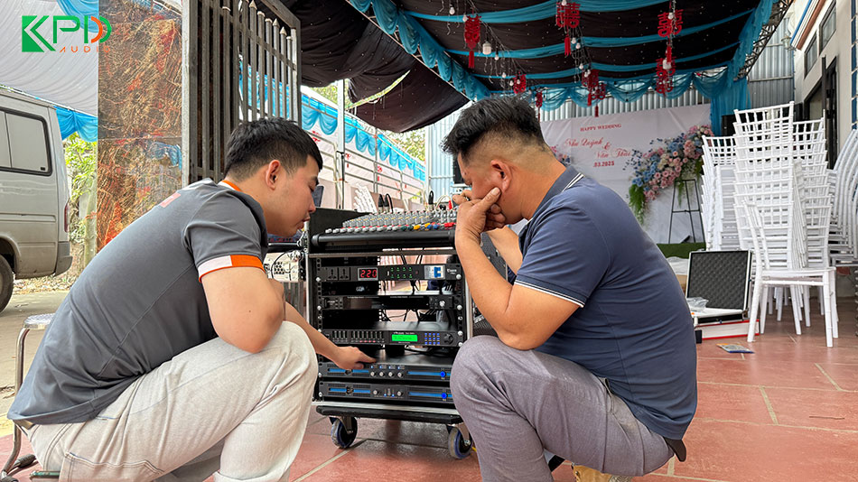 Kỹ thuật viên đang hướng dẫn sử dụng cho khách hàng