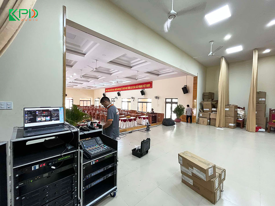 Kỹ thuật viên đang setup hệ thống