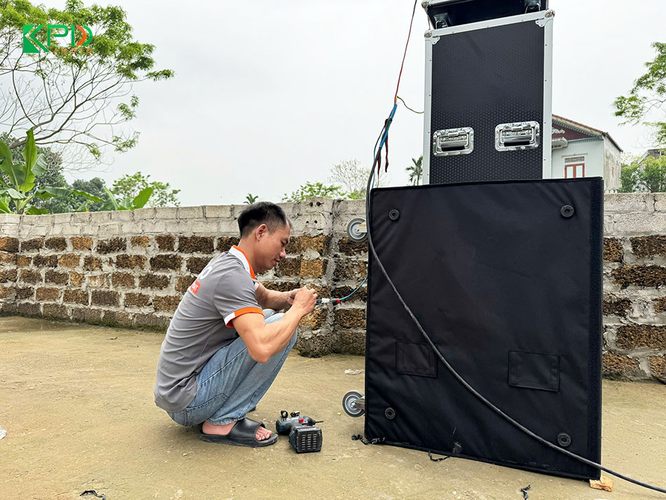 Kỹ thuật viên đanhg lắp đặt hệ thống loa