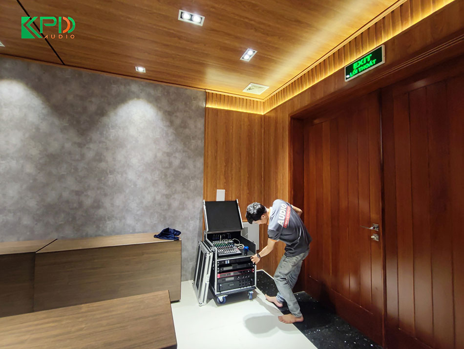 Lắp đặt các thiết bị vào tủ máy