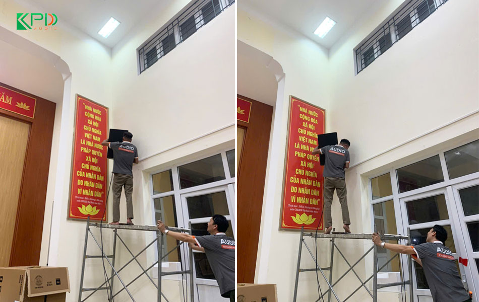 Kỹ thuật viên đang lắp đặt hệ thống loa