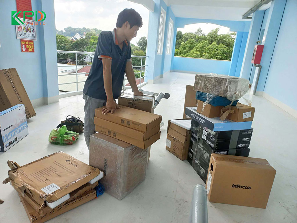 Kỹ thuật viên đang kiểm tra số lượng thiết bị