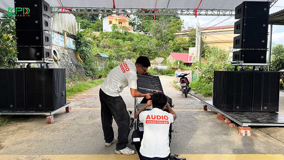 Kỹ thuật viên đang lắp thiết bị vào tủ máy