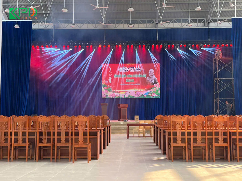 Kỹ thuật viên đang lắp hệ thống đèn