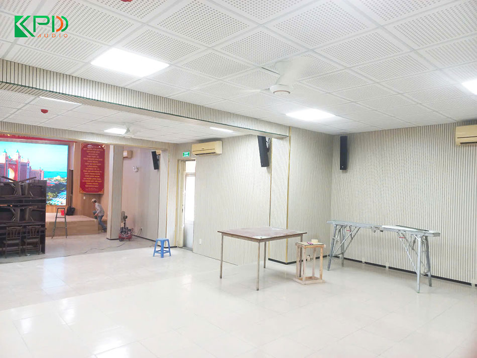 Hệ thống loa được bố trí đều khắp không gian