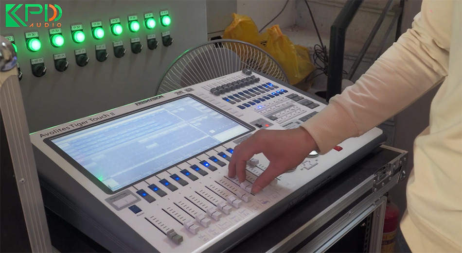 Bàn điều khiển ánh sáng