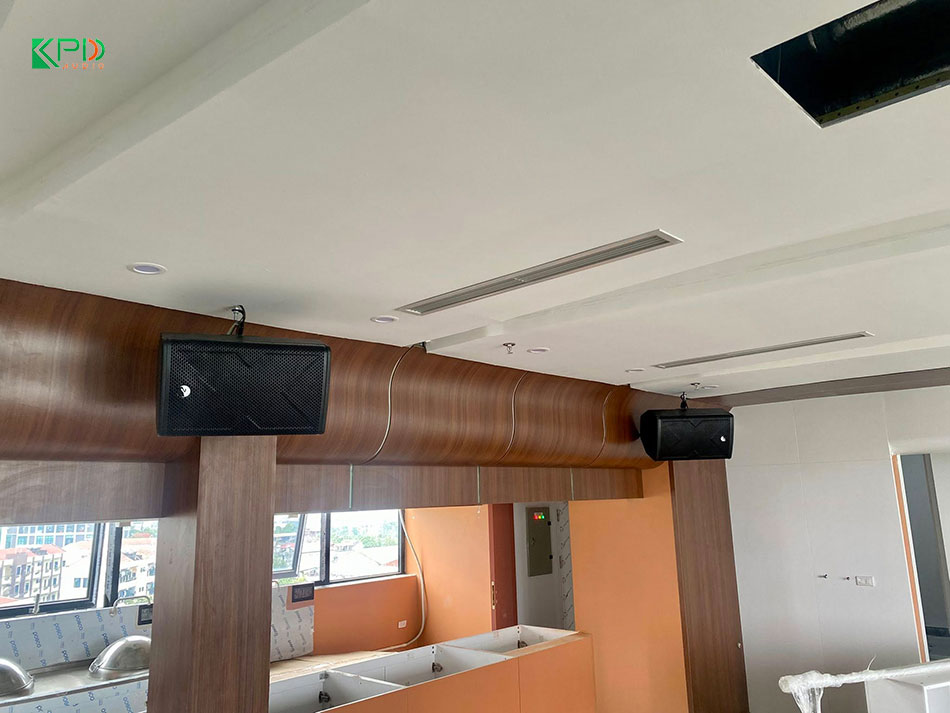 Loa được bố trí đều khắp không gian