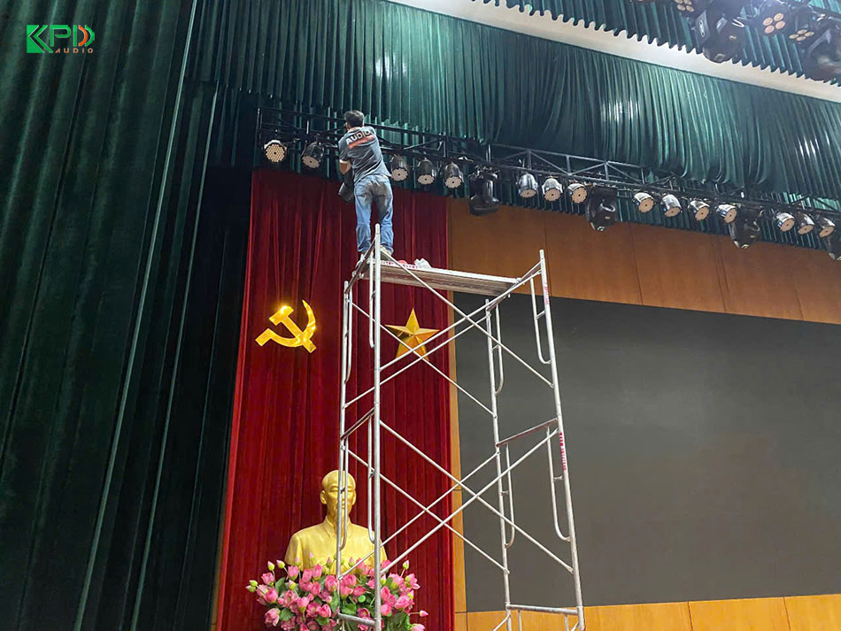 Kỹ thuật viên đang lắp đặt hệ thống đèn