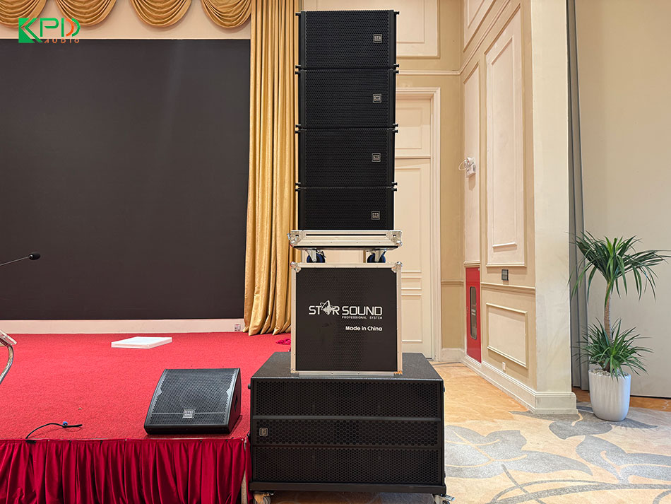 Loa được bố trí hai bên sân khấu