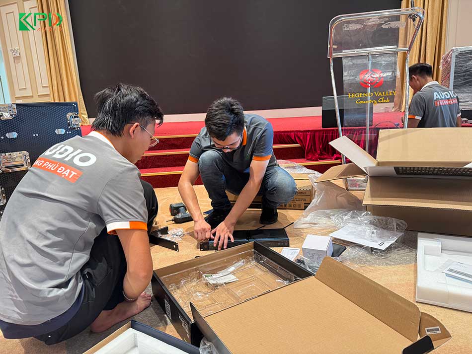 Kỹ thuật viên đang lắp đặt các thiết bị vào tủ máy