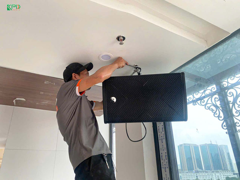 Kỹ thuật viên đang lắp đặt loa