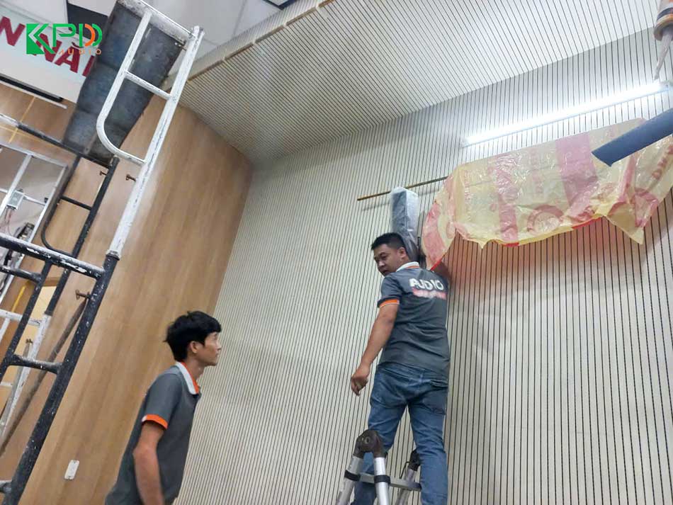 Kỹ thuật viên đang lắp đặt hệ thống loa