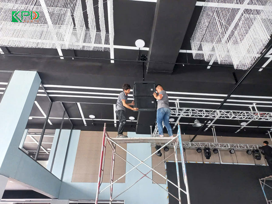Kỹ thuật viên đang lắp đặt hệ thống loa line array