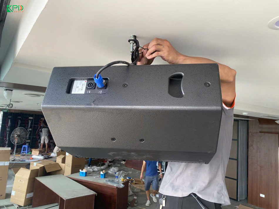 Hệ thống loa được treo chắc chắn