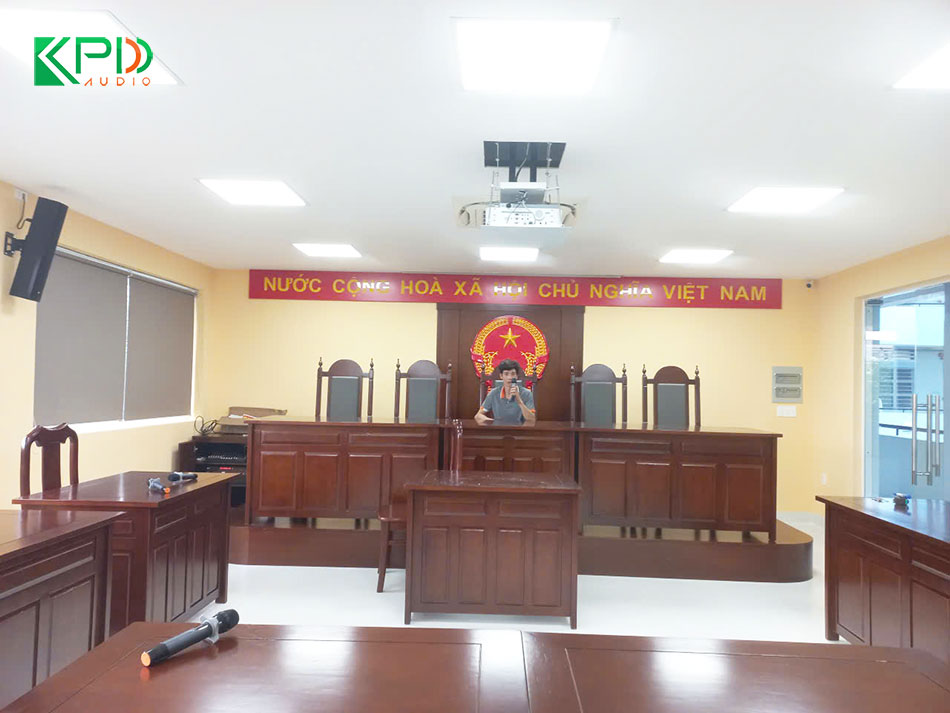 Kỹ thuật viên đang test chất lượng của micro