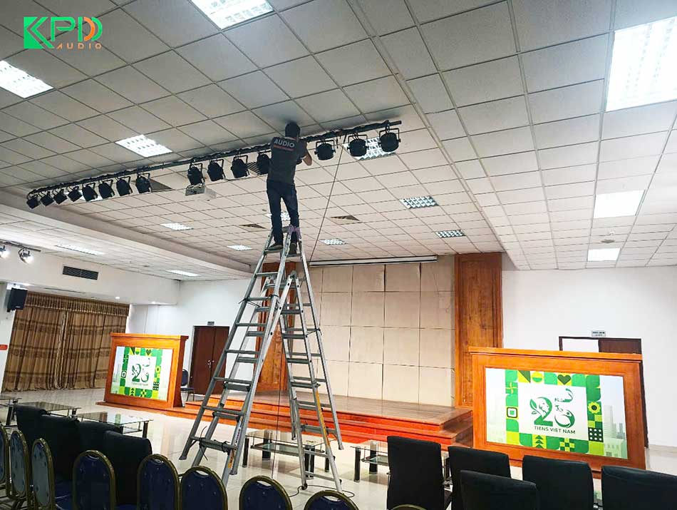 Hệ thống thiết bị ánh sáng được lắp đặt cẩn thận