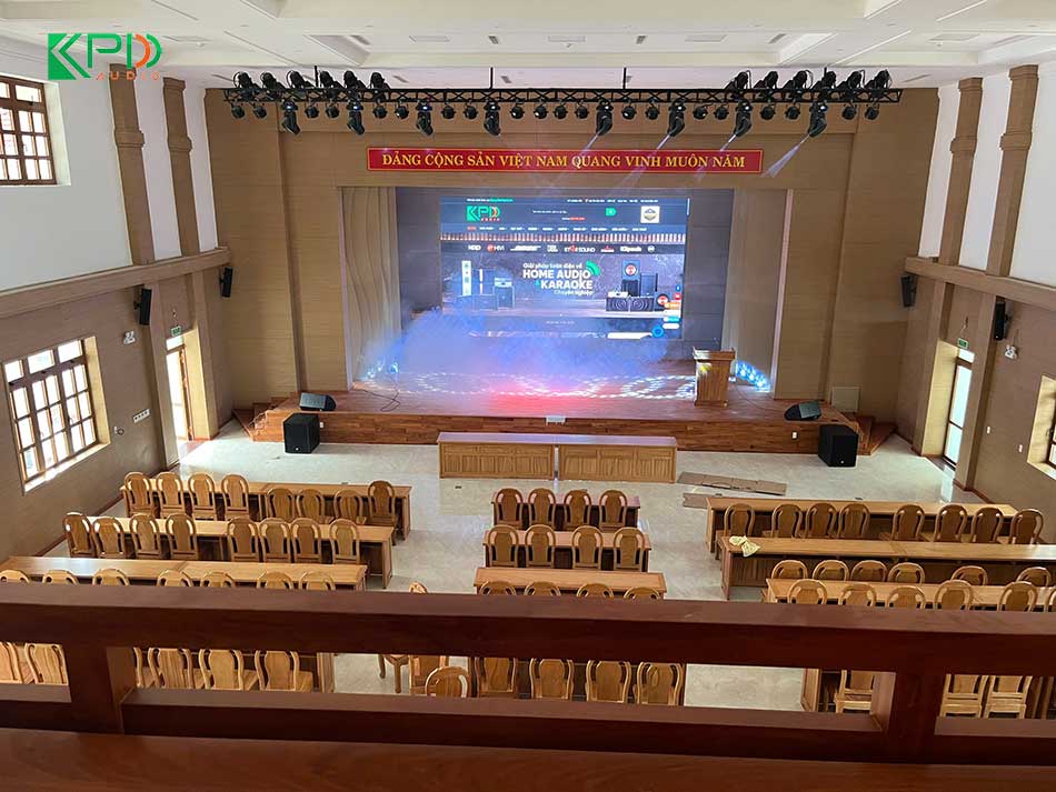 Hệ thống đèn được treo chắc chắn