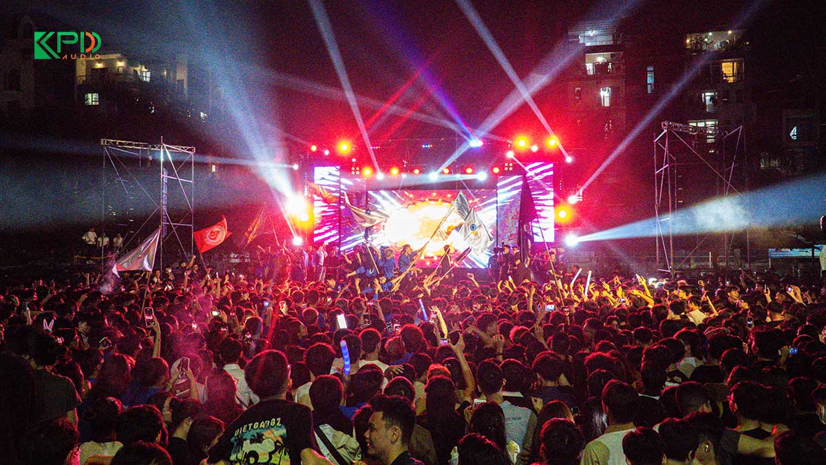 Đèn chiếu sân khấu sự kiện chào Tân sinh viên ĐH GTVT