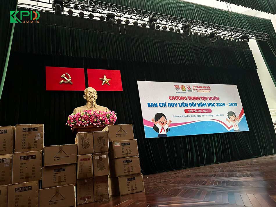 Đèn sân khấu được lắp đặt chắc chắn