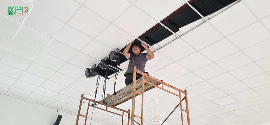 Kỹ thuật viên đang lắp đặt hệ thống đèn