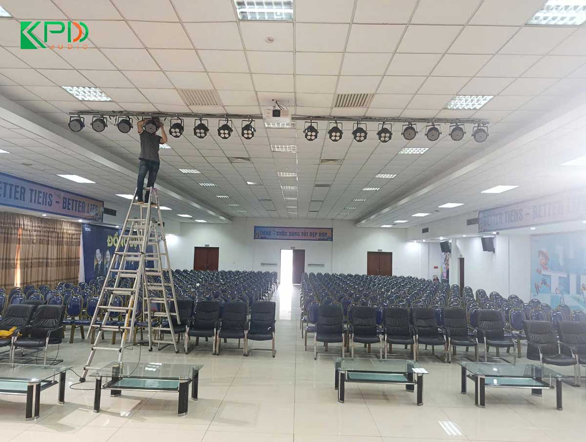 Kỹ thuật viên đang lắp đặt, kiểm tra hệ thống đèn