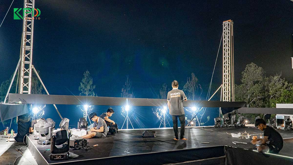 Kiểm tra đèn sân khấu moving head cẩn thận