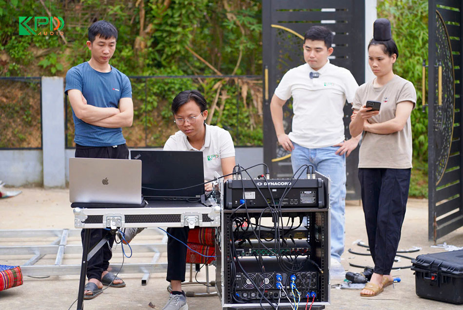 Kỹ thuật viên đang setup hệ thống âm thanh