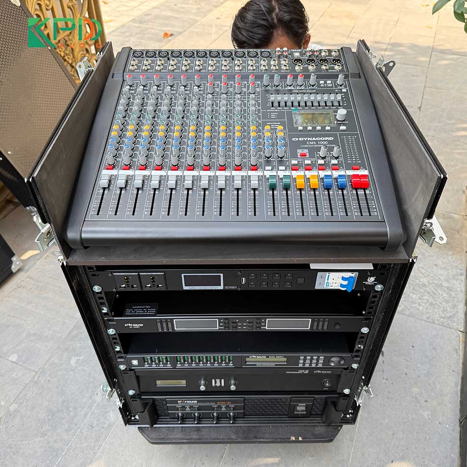 Bàn mixer cho hệ thống âm thanh của anh Quân