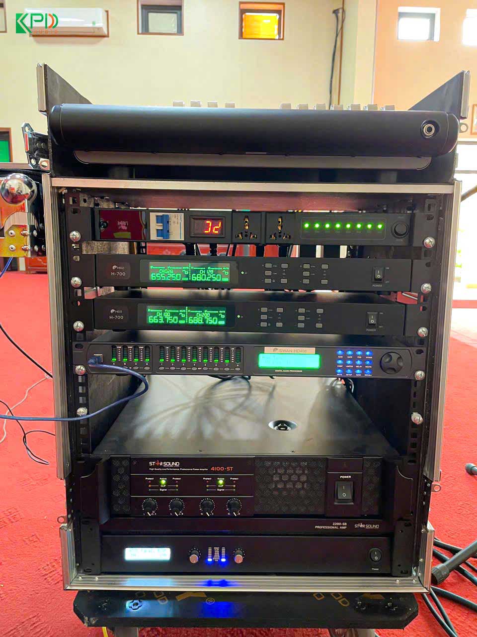 Các thiết bị được lắp đặt gọn gàng trong tủ máy