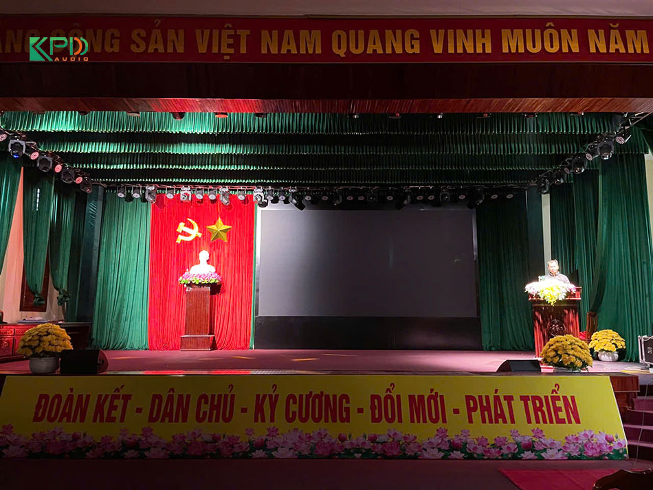 Test đèn chiếu sân khấu