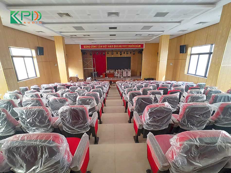 Không gian hội trường sau khi đã lắp hệ thống ánh sáng