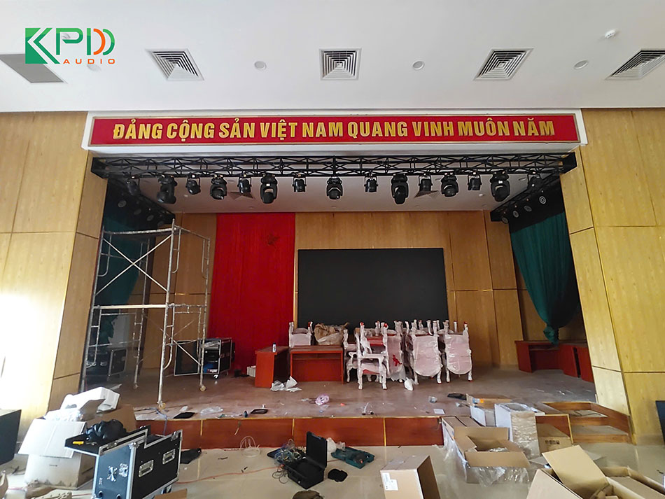 Hệ thống đèn được treo chắc chắn