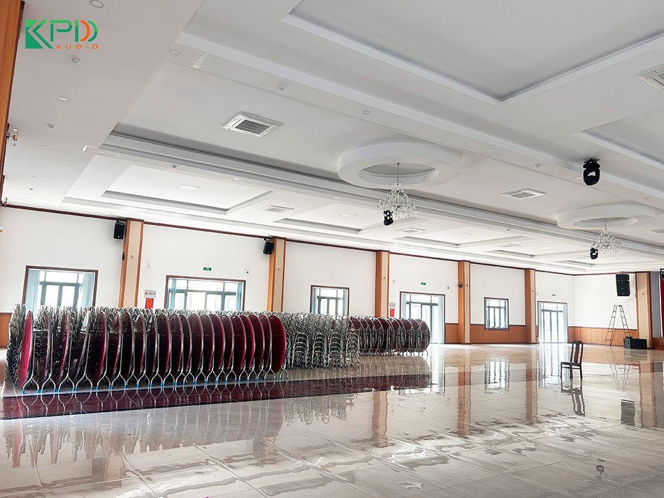 Đèn Moving Head cho sân khấu nhà hàng tiệc cưới