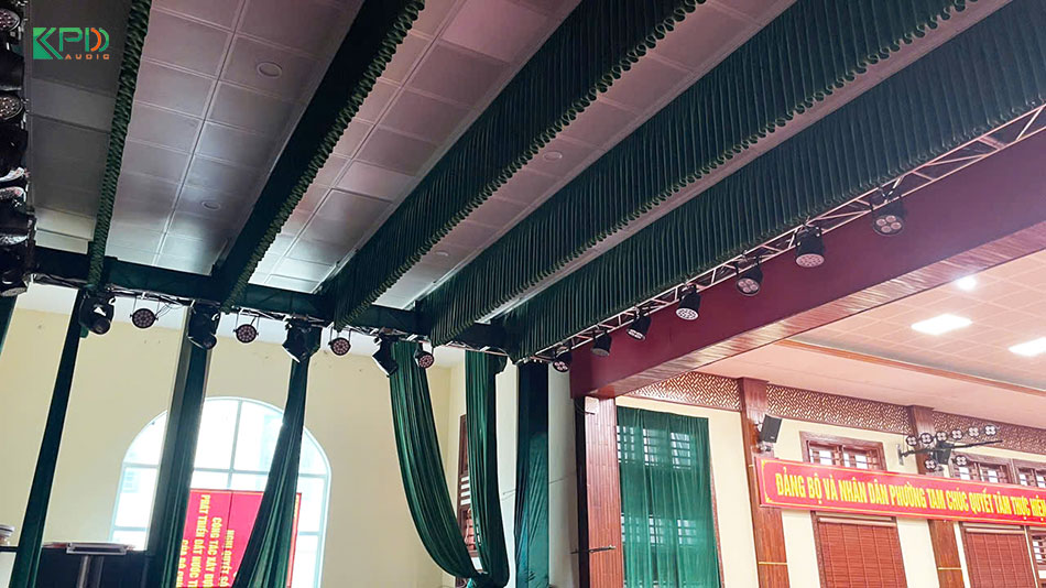 Hệ thống đèn được treo chắc chắn