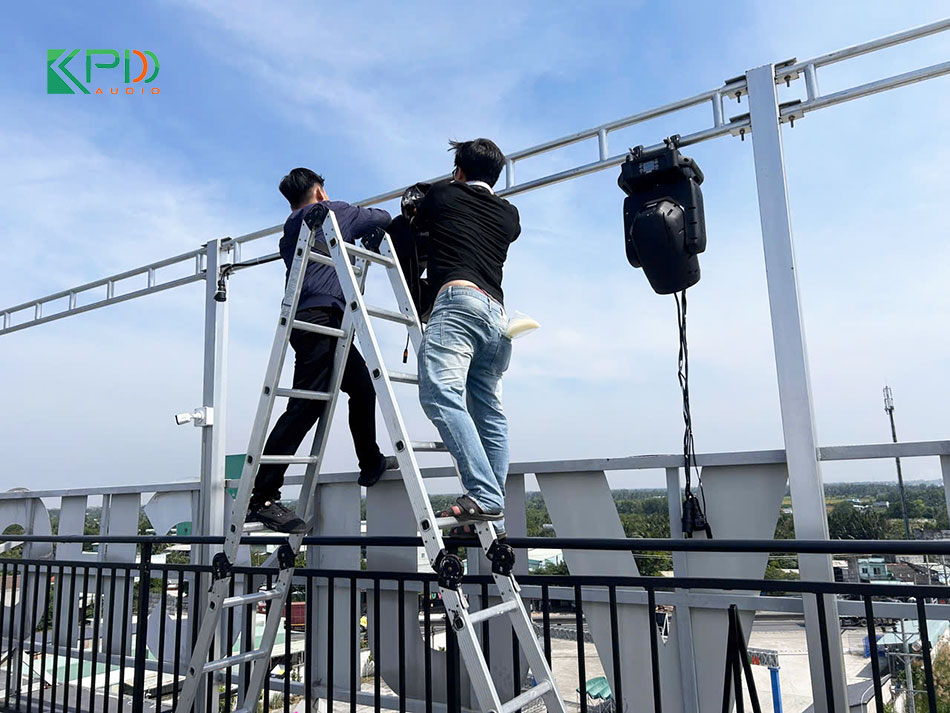 Kỹ thuật viên đang lắp hệ thống đèn
