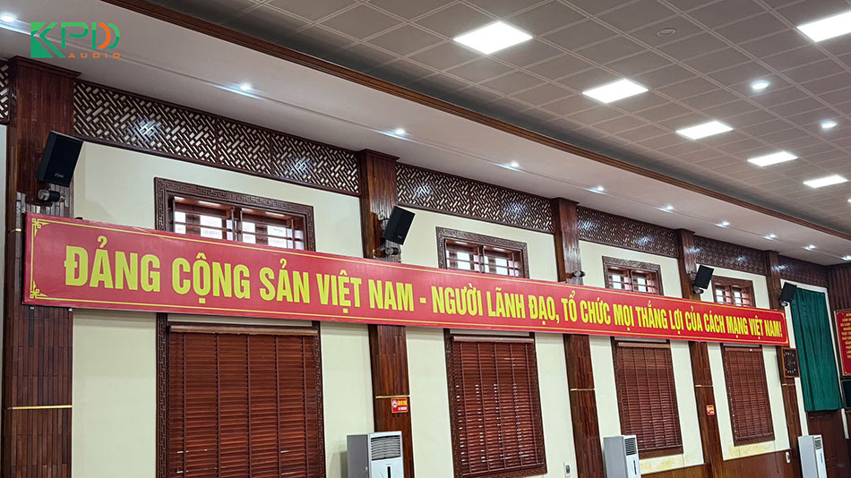 Hệ thống loa được treo chắc chắn