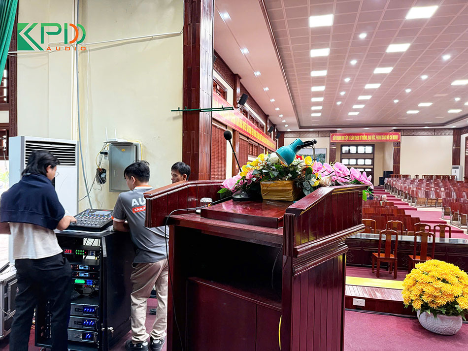 Kỹ thuật viên đang hướng dẫn khách hàng sử dụng hệ thống