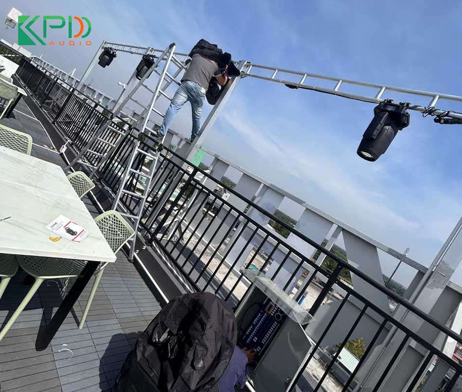 Hệ thống đèn được lắp đặt chắc chắn, đảm bảo an toàn