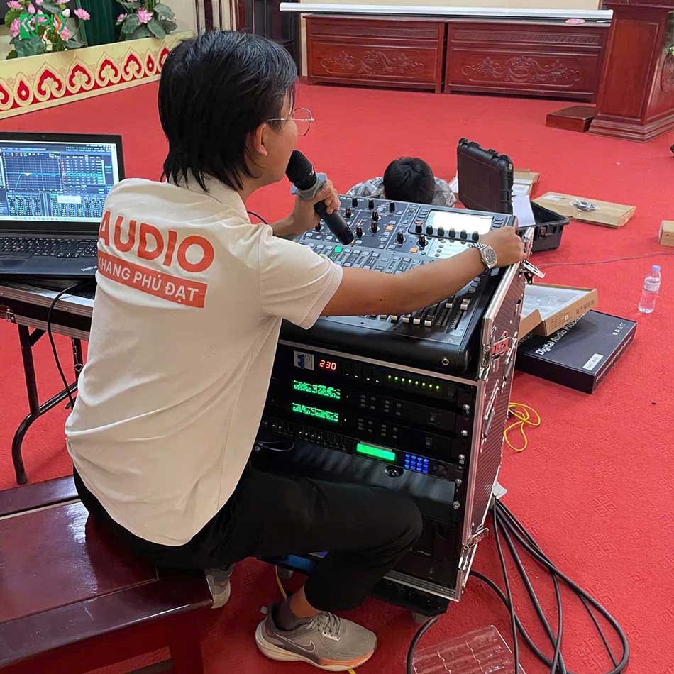 Kỹ thuật viên đang test hệ thống âm thanh