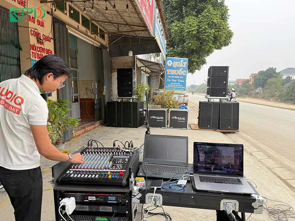 Kỹ thuật viên đang setup hệ thống âm thanh